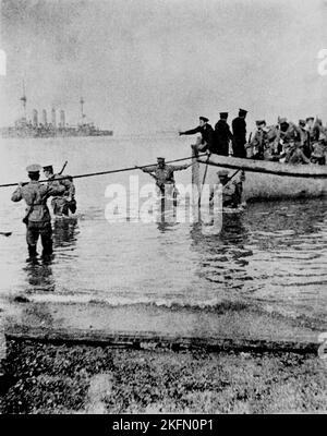 GALLIPOLI, TURCHIA - 25 aprile 1915 - diretto da marinai di un cacciatorpediniere, una linea di legatura è assicurata in modo che le truppe dell'esercito neozelandese possano sbarcare sulla spiaggia Foto Stock