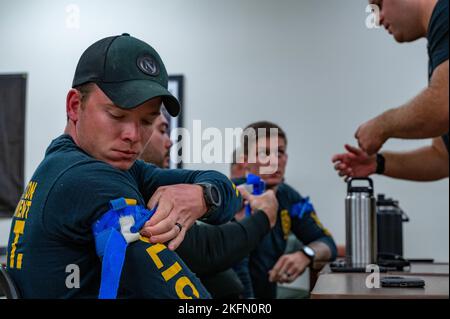 Ryan Adams, membro della squadra SWAT (Special Weapons and Tactics) del Dipartimento di polizia di North Charleston, pratica l'applicazione di un tourniquet durante il SWAT Summit 2022 alla South Carolina Criminal Justice Academy, Columbia, South Carolina, 27 settembre 2022. Il team SWAT del Columbia Federal Bureau of Investigation (FBI) ospita il summit di quest'anno, condividendo le proprie tecniche in Close Quarter Combat (CQB), pianificazione delle missioni, tattiche e esercitazioni a distanza con i reparti partner. Foto Stock