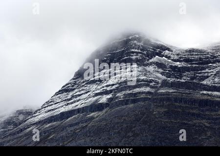 La montagna di Liathach dopo una doccia di neve di passaggio, Torridon, NW Highlands, Scozia, Regno Unito Foto Stock