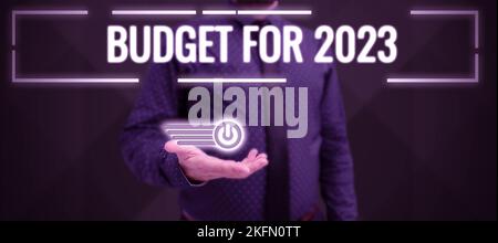 Scrittura testo di visualizzazione bilancio per 2023. Panoramica delle attività stime scritte delle entrate e delle spese per il 2023 Foto Stock