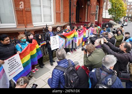 Peter Tatchell (5th a sinistra) partecipa a una protesta contro la Coppa del mondo FIFA Qatar 2022 al di fuori dell'ambasciata del Qatar a Londra. Data immagine: Sabato 19 novembre 2022. Foto Stock