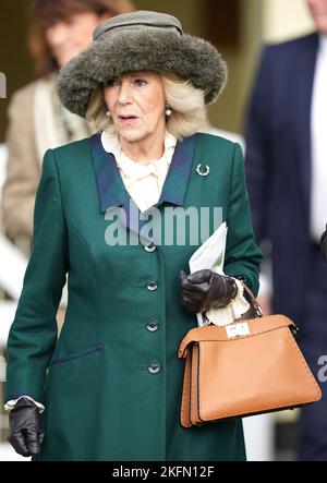 Il Queen Consort arriva il sabato del weekend di novembre all'ippodromo di Ascot. Data immagine: Sabato 19 novembre 2022. Foto Stock