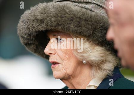 Il Queen Consort arriva il sabato del weekend di novembre all'ippodromo di Ascot. Data immagine: Sabato 19 novembre 2022. Foto Stock