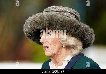 Il Queen Consort arriva il sabato del weekend di novembre all'ippodromo di Ascot. Data immagine: Sabato 19 novembre 2022. Foto Stock