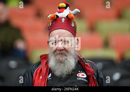 Londra, Regno Unito. 19th Nov 2022. Un sostenitore di Saracens pronto per la partita di Rugby Cup di Premiership tra Saracens e Leicester Tigers allo StoneX Stadium, Londra, Inghilterra il 19 novembre 2022. Foto di Phil Hutchinson. Solo per uso editoriale, licenza richiesta per uso commerciale. Non è utilizzabile nelle scommesse, nei giochi o nelle pubblicazioni di un singolo club/campionato/giocatore. Credit: UK Sports Pics Ltd/Alamy Live News Foto Stock