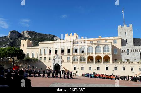 Monaco Ville, Monaco. 19th novembre 2022. Il Palazzo principesco a Monaco-Ville, il 19 novembre 2022, durante le celebrazioni della Giornata nazionale di Monaco Credit: Albert Nieboer/Netherlands OUT/Point de Vue OUT/dpa/Alamy Live News Foto Stock