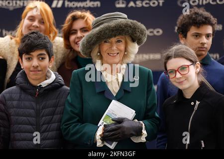 Il Queen Consort con gli studenti dell'Ebony Horse Club durante il weekend di corse di novembre di Ascot all'ippodromo di Ascot, Berkshire. Data immagine: Sabato 19 novembre 2022. Foto Stock