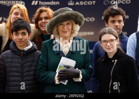 Il Queen Consort con gli studenti dell'Ebony Horse Club durante il weekend di corse di novembre di Ascot all'ippodromo di Ascot, Berkshire. Data immagine: Sabato 19 novembre 2022. Foto Stock