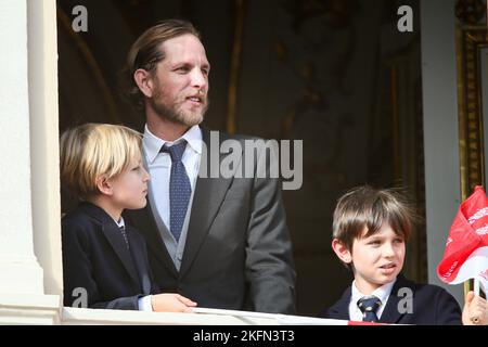 Andrea Casiraghi, Raffaello Elmaleh, Maximillian Casiraghi partecipano alla parata sul balcone del palazzo durante la celebrazione della Giornata Nazionale il 19 novembre 2022 a Monaco Ville, Principato di Monaco. Foto di Marco Piovanotto/IPA - SENZA TABLOID Foto Stock