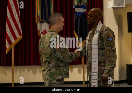 Cappellano (col.) Michael F. McDonald, il cappellano di comando per 3rd divisione fanteria, Fort Stewart e Hunter Army Airfield, si congratula con Chaplain (Lt. Col.) John E. Scott, il nuovo cappellano di divisione per 3rd ID, durante una cerimonia di assunzione di stole alla Marne Chapel a Fort Stewart, Georgia, 28 settembre 2022. McDonald si affiderà a Scott e ai suoi team del Ministero dell'unità per la cura di ogni soldato, membro della famiglia e civile in 3rd ID. Foto Stock