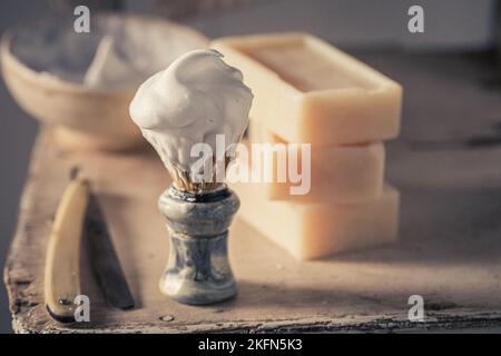 Set di rasatura antico e tradizionale con schiuma e spazzola. Accessori classici per la rasatura. Foto Stock