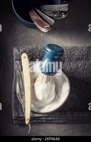 Set da barba tradizionale e antico con rasoio e sapone. Accessori classici per la rasatura. Foto Stock