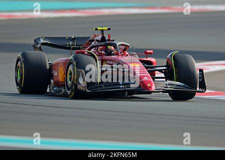 19th novembre 2022; Yas Marina Circuit, Yas Island, Abu Dhabi; Carlos Sainz Jr (ESP) Scuderia Ferrari F1-75, durante le prove di prequalifica al Gran Premio di Abu Dhabi F1 Foto Stock