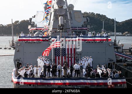 YOKOSUKA, Giappone (settembre 28, 2022) il Vice Presidente Kamala Harris si rivolge ai marinai a bordo del cacciatorpediniere missilistico guidato della classe Arleigh Burke, USS Howard (DDG 83) durante la sua visita al Comandante, Fleet Activities Yokosuka (CFAY). Il tour della nave del vicepresidente e le sue osservazioni ai marinai statunitensi evidenziano il continuo impegno dell'amministrazione nei confronti delle sue alleanze nella regione. Foto Stock