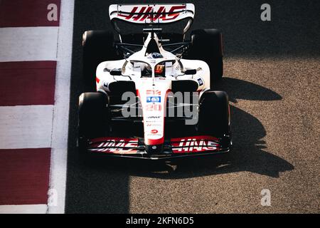 Yas Marina Circuit, Abu Dhabi, 19/11/2022, Kevin Magnussen (DEN) Haas VF-22. 19.11.2022. Campionato del mondo Formula 1, Rd 22, Gran Premio di Abu Dhabi, circuito Yas Marina, Abu Dhabi, Qualifiche. Il credito fotografico dovrebbe essere: XPB/immagini dell'Associazione Stampa. Foto Stock