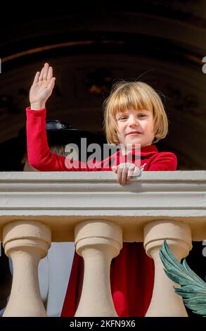 Monaco Ville, Monaco. 19th Nov 2022. Principessa Gabriella di Monaco sul balcone del Palazzo Principesco a Monaco-Ville, il 19 novembre 2022, durante le celebrazioni nazionali di Monaco Credit: Albert Nieboer/Netherlands OUT/Point de Vue OUT/dpa/Alamy Live News Foto Stock