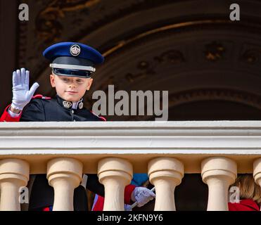 Monaco Ville, Monaco. 19th Nov 2022. Il Principe Jacques di Monaco sul balcone del Palazzo Principesco di Monaco-Ville, il 19 novembre 2022, durante le celebrazioni nazionali di Monaco Credit: Albert Nieboer/Netherlands OUT/Point de Vue OUT/dpa/Alamy Live News Foto Stock