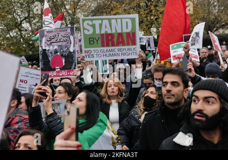 Londra/Regno Unito. 19th Nov 2022. I manifestanti contro il regime iraniano hanno montato la loro ultima protesta al di fuori dell'ambasciata iraniana a Londra. Londra/Regno Unito Aubrey Fagon/Alamy Live News Foto Stock