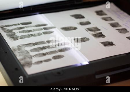 Scansione di impronte digitali e palmi sullo scanner Foto Stock