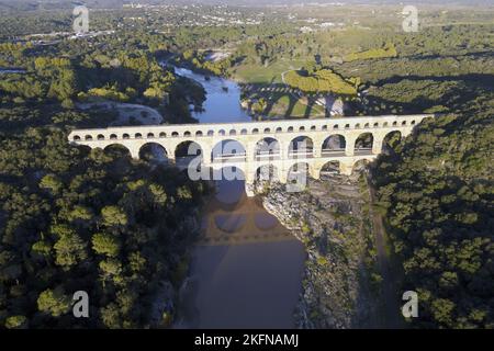 Il 'Pont du Gard' è un antico ponte dell'acquedotto romano costruito nel i secolo d.C. per trasportare acqua (31 mi). È stato aggiunto alla lista dell'UNESCO del mondo He Foto Stock