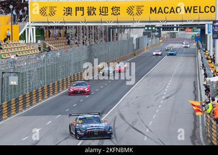 Macao, Cina. 19th Nov 2022. Maro Engel (davanti) guida in Germania durante la gara della Macao GT Cup al Macao Grand Prix 69th a Macao, nel sud della Cina, 19 novembre 2022. Credit: Cheong Kam Ka/Xinhua/Alamy Live News Foto Stock