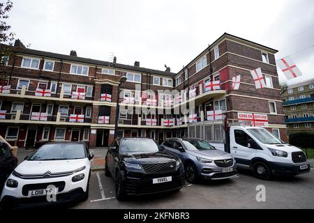 Una visione generale delle bandiere inglesi in mostra su Kirby Estate a Londra, in vista della Coppa del mondo FIFA 2022 in Qatar. Data immagine: Sabato 19 novembre 2022. Foto Stock