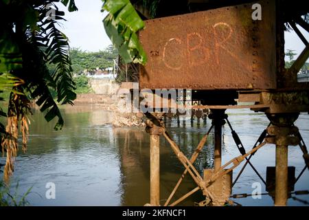 vecchio ponte abbandonato con costruzione in acciaio nel fiume Foto Stock