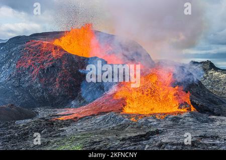 Paesaggio vulcanico sulla penisola di reykjanes. La lava scorre dal cratere vulcanico. Vulcano attivo in Islanda in eruzione. vapore che sale dal vulcanico Foto Stock