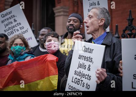 Londra, Regno Unito. 19th dicembre 2022. Peter Tatchell (nella foto) si unisce ad altri manifestanti dei diritti umani LGBT al di fuori dell’ambasciata del Qatar a Londra occidentale chiedendo la fine delle violazioni dei diritti umani in Qatar, tra cui il sessismo, l’omofobia e il razzismo. La protesta arriva il giorno prima dell'inizio della Coppa del mondo di calcio in Qatar. I manifestanti chiedono inoltre maggiore sostegno e uguaglianza per le donne, i lavoratori migranti e chiedono di porre immediatamente fine alle incarcerazioni, alla conversione forzata e all'uccisione di LGBT. Credit: Guy Corbishley/Alamy Live News Foto Stock