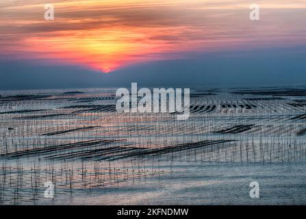 Un'immagine panoramica dell'alba attraverso il Mar Cinese Orientale sulla costa di Xiapu in Cina Foto Stock