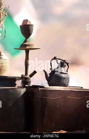 Tradizionale caffè arabo o tea pot nel deserto, Giordania Foto Stock