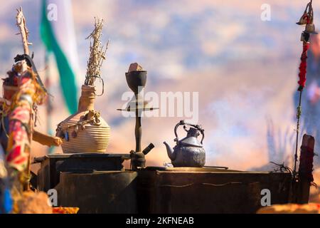 Tradizionale caffè arabo d'annata o tea pot nel deserto, Giordania, spazio copia Foto Stock