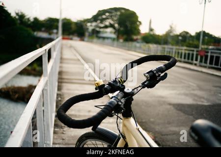 bicicletta per strada. Manubrio della bicicletta Foto Stock