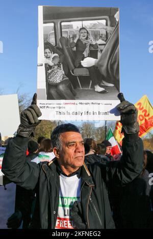 Glasgow, Regno Unito. 19th Nov 2022. Il raduno dell'Associazione Scozzese iraniana (ISA) attraverso il centro della città di Glasgow fa parte di uno sforzo a livello mondiale per sostenere la rivoluzione in corso in Iran e attirare l'attenzione sulle presunte atrocità della Repubblica islamica. Tre anni fa si afferma che migliaia di iraniani sono stati uccisi in silenzio in quello che è conosciuto come "novembre sanguinante”. Dopo la rivolta in Iran si sostiene che siano stati uccisi più di 300 civili, tra cui più di 51 bambini. Credit: Findlay/Alamy Live News Foto Stock