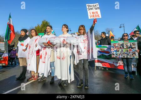 Glasgow, Regno Unito. 19th Nov 2022. Il raduno dell'Associazione Scozzese iraniana (ISA) attraverso il centro della città di Glasgow fa parte di uno sforzo a livello mondiale per sostenere la rivoluzione in corso in Iran e attirare l'attenzione sulle presunte atrocità della Repubblica islamica. Tre anni fa si afferma che migliaia di iraniani sono stati uccisi in silenzio in quello che è conosciuto come "novembre sanguinante”. Dopo la rivolta in Iran si sostiene che siano stati uccisi più di 300 civili, tra cui più di 51 bambini. Credit: Findlay/Alamy Live News Foto Stock