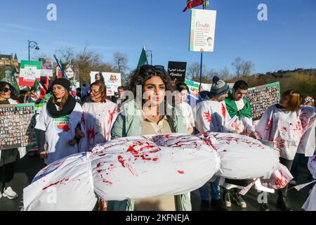 Glasgow, Regno Unito. 19th Nov 2022. Il raduno dell'Associazione Scozzese iraniana (ISA) attraverso il centro della città di Glasgow fa parte di uno sforzo a livello mondiale per sostenere la rivoluzione in corso in Iran e attirare l'attenzione sulle presunte atrocità della Repubblica islamica. Tre anni fa si afferma che migliaia di iraniani sono stati uccisi in silenzio in quello che è conosciuto come "novembre sanguinante”. Dopo la rivolta in Iran si sostiene che siano stati uccisi più di 300 civili, tra cui più di 51 bambini. Credit: Findlay/Alamy Live News Foto Stock