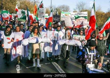 Glasgow, Regno Unito. 19th Nov 2022. Il raduno dell'Associazione Scozzese iraniana (ISA) attraverso il centro della città di Glasgow fa parte di uno sforzo a livello mondiale per sostenere la rivoluzione in corso in Iran e attirare l'attenzione sulle presunte atrocità della Repubblica islamica. Tre anni fa si afferma che migliaia di iraniani sono stati uccisi in silenzio in quello che è conosciuto come "novembre sanguinante”. Dopo la rivolta in Iran si sostiene che siano stati uccisi più di 300 civili, tra cui più di 51 bambini. Credit: Findlay/Alamy Live News Foto Stock