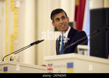 Kiev, Ucraina. 19th Nov 2022. Il primo ministro britannico Rishi Sunak ascolta il presidente ucraino Volodymyr Zelenskyy rispondere a una domanda durante una conferenza stampa congiunta, al Palazzo Mariinsky, 19 novembre 2022 a Kiev, Ucraina. Sunak ha fatto una visita a sorpresa a Kiev innevata e ha promesso ulteriori armi antiaeree e altre tecnologie di difesa aerea. Credit: Presidenza Ucraina/Ufficio stampa presidenziale Ucraina/Alamy Live News Foto Stock