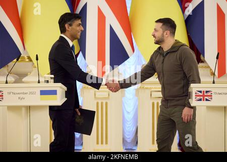 Kiev, Ucraina. 19th Nov 2022. Il presidente ucraino Volodymyr Zelenskyy, a destra, scuote le mani con il primo ministro britannico Rishi Sunak a seguito di una conferenza stampa congiunta, al Palazzo Mariinsky, 19 novembre 2022 a Kiev, Ucraina. Sunak ha fatto una visita a sorpresa a Kiev innevata e ha promesso ulteriori armi antiaeree e altre tecnologie di difesa aerea. Credit: Presidenza Ucraina/Ufficio stampa presidenziale Ucraina/Alamy Live News Foto Stock