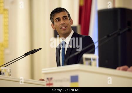 Kiev, Ucraina. 19th Nov 2022. Il primo ministro britannico Rishi Sunak ascolta il presidente ucraino Volodymyr Zelenskyy rispondere a una domanda durante una conferenza stampa congiunta, al Palazzo Mariinsky, 19 novembre 2022 a Kiev, Ucraina. Sunak ha fatto una visita a sorpresa a Kiev innevata e ha promesso ulteriori armi antiaeree e altre tecnologie di difesa aerea. Credit: Presidenza Ucraina/Ufficio stampa presidenziale Ucraina/Alamy Live News Foto Stock