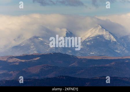 Nuvole di tempesta rotolano da sud sulla catena montuosa del Sangre de Cristo del Colorado Foto Stock