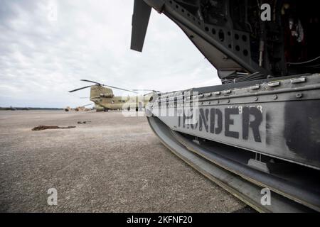 Un CH-47 Chinook siede sulla linea di volo all'Hunter Army Airfield, Georgia, prima di essere evacuato per l'uragano Ian il 28 settembre 2022. Evacuando alcuni aerei a Fort Benning, Georgia, e impiccando il resto della flotta, la brigata ha permesso di mantenere la propria disponibilità, mantenendo al contempo soldati e attrezzature al sicuro, ma in grado di entrare in azione per le missioni successive, se necessario. Foto Stock