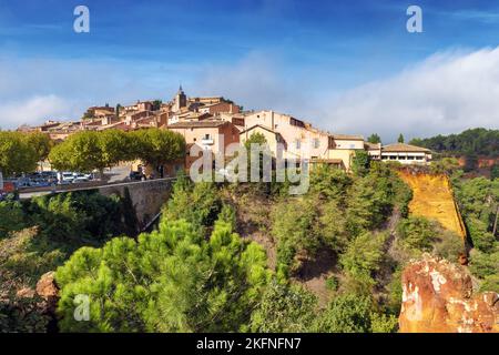 Roussillon è un comune della regione Provence-Alpes-Côte d'Azur, nel dipartimento Vaucluse, nella Francia sudorientale. Foto Stock