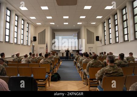 La Dott.ssa Lisa Miller, professore di psicologia e di istruzione, Columbia University Teachers College, condivide la sua ricerca con le squadre di comando dell'esercito degli Stati Uniti di tutta Europa durante un evento di formazione Spiritual Readiness Initiative del 28 settembre 2022, su Clay Kaserne a Wiesbaden, Hessen, DE. La ricerca di Miller indica una correlazione tra la forma fisica spirituale e la salute totale del corpo. Foto Stock