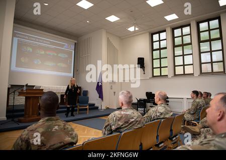 Il Dott. Lisa Miller, professore di psicologia e di istruzione, il Columbia University Teachers College, descrive come la spiritualità attiva il cervello mentre parla con le squadre di comando dell'esercito degli Stati Uniti da tutta Europa durante un addestramento di iniziativa di preparazione spirituale 28 settembre 2022, su Clay Kaserne a Wiesbaden, Hessen, DE. La leadership del corpo dei Cappellani dell'Esercito degli Stati Uniti mira a dare potere ai comandanti di creare unità in forma spirituale. Foto Stock