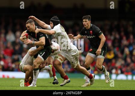 Cardiff, Regno Unito. 19th Nov 2022. George North of Wales viene affrontato. Autunno nazioni serie 2022 rugby match, Galles contro Georgia al Principato Stadium di Cardiff Sabato 19th Novembre 2022. pic di Andrew Orchard/Andrew Orchard SPORTS photography/Alamy Live News Credit: Andrew Orchard SPORTS photography/Alamy Live News Foto Stock