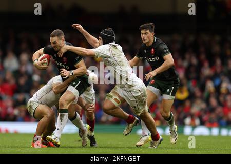 Cardiff, Regno Unito. 19th Nov 2022. George North of Wales viene affrontato. Autunno nazioni serie 2022 rugby match, Galles contro Georgia al Principato Stadium di Cardiff Sabato 19th Novembre 2022. pic di Andrew Orchard/Andrew Orchard SPORTS photography/Alamy Live News Credit: Andrew Orchard SPORTS photography/Alamy Live News Foto Stock