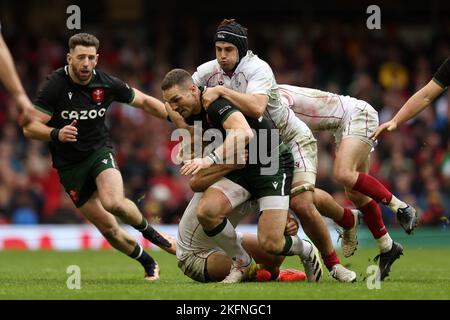 Cardiff, Regno Unito. 19th Nov 2022. George North of Wales viene affrontato. Autunno nazioni serie 2022 rugby match, Galles contro Georgia al Principato Stadium di Cardiff Sabato 19th Novembre 2022. pic di Andrew Orchard/Andrew Orchard SPORTS photography/Alamy Live News Credit: Andrew Orchard SPORTS photography/Alamy Live News Foto Stock