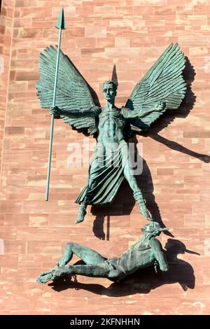 La vittoria di San Michele sul Diavolo, una scultura di Jacob Epstein, presso la cattedrale di Coventry, West Midlands, Inghilterra, Regno Unito Foto Stock