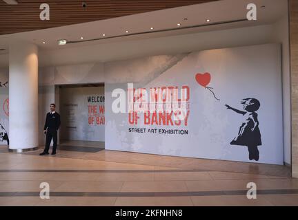 Beirut, Libano. 18th Nov 2022. Questa foto mostra una mostra di opere dell'anonimo artista di Street art britannico Banksy a Beirut, Libano, il 18 novembre 2022. Le opere di Banksy sono esposte a Beirut in una mostra intitolata "The World of Banksy -- The Immersive Experience". Credit: Liu Zongya/Xinhua/Alamy Live News Foto Stock